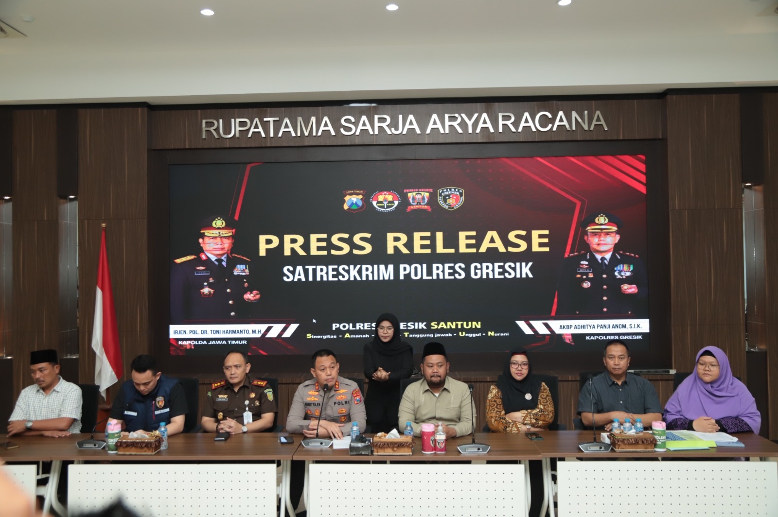 PAPARAN: Kapolres Gresik AKBP Adhitya Panji Anom, Bupati Fandi Akhmad Yani, Ketua DPRD Gresik Abdul Qodir, Kejari Gresik Nana Riana dan tim dokter RSUD Ibnu Sina saat memberikan keterangan pers