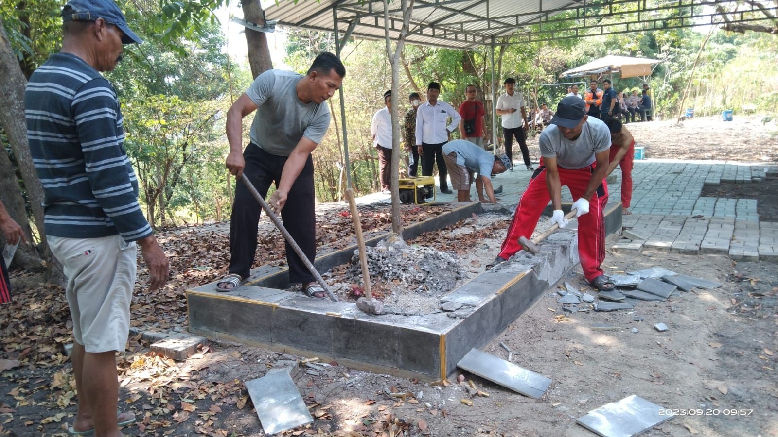 BONGKAR PAKSA : Pekerja bangunan yang didatangkan oleh PT Semen Indonesia membongkar paksa lahan kuburan palsu yang disinyalir sebagai modus penyerobotan tanah negara