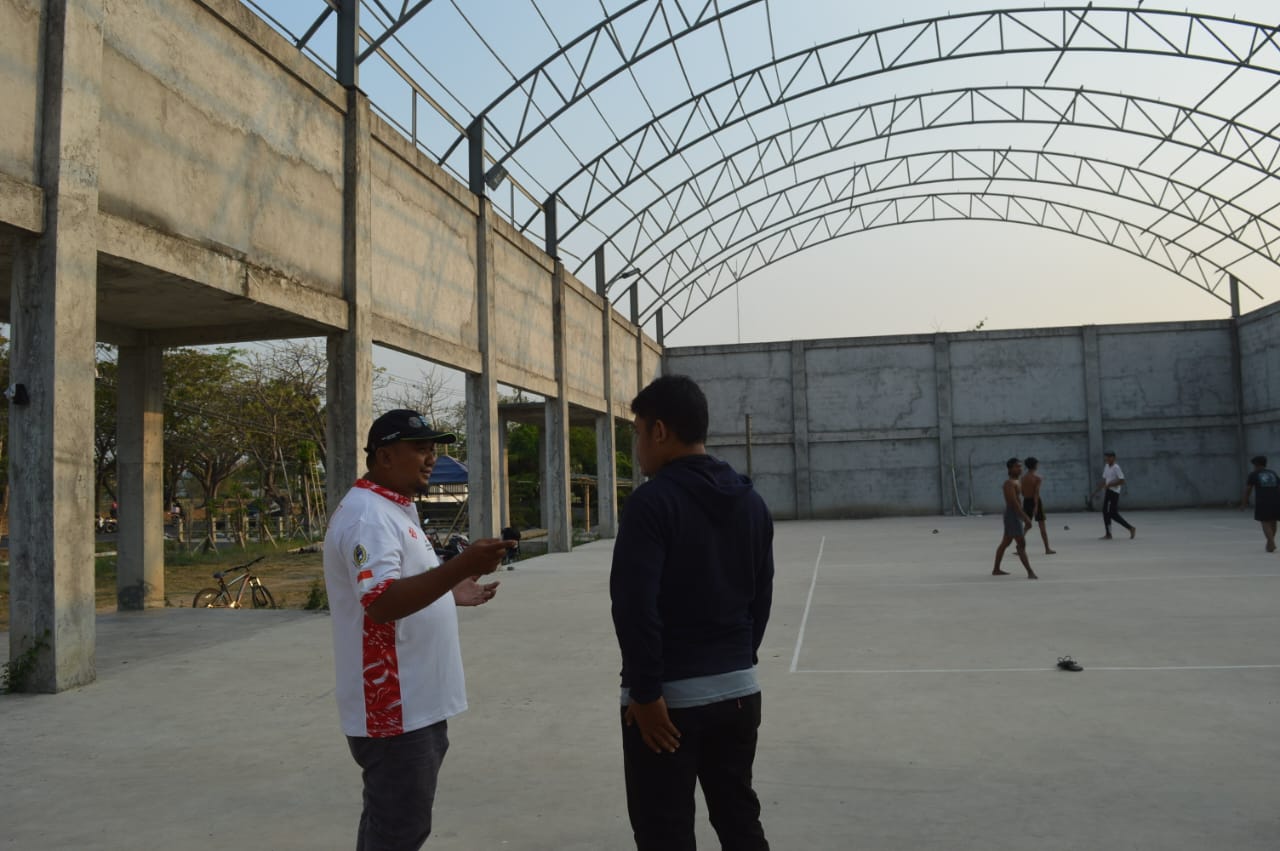 PROSES PEMBANGUNAN: Kades Banjarsari, Cerme Agus Suwondo saat melihat proses pembangunan Banjarsari Sport Center.