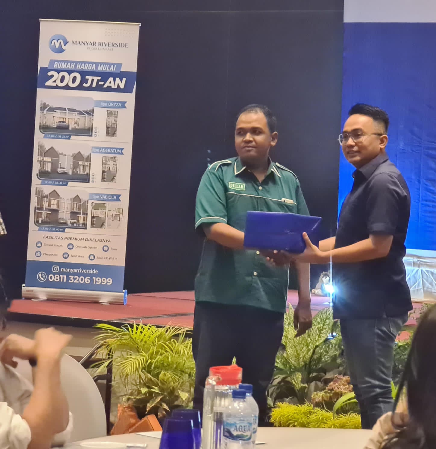 Apresiasi : CEO Keluarga Sejahtera Grup (KSG) Thoriq Majiddanor (kanan)  memberikan apresiasi kepada agen properti yang hadir dalam acara Produk Knowledge dan Launching Hunian Premium Manyar Riverside