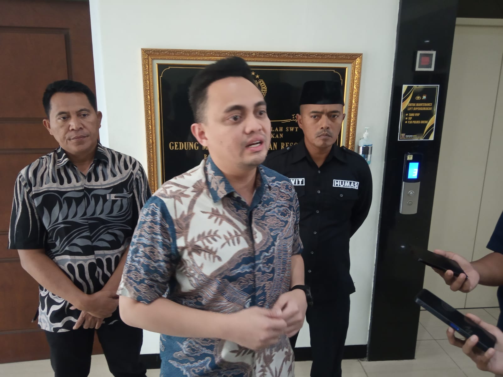 PEMBERIAN KETERANGAN : Kasatreskrim Akp Aldhino Prima Wirdhan saat memberikan keterangan di Mapolres Gresik.