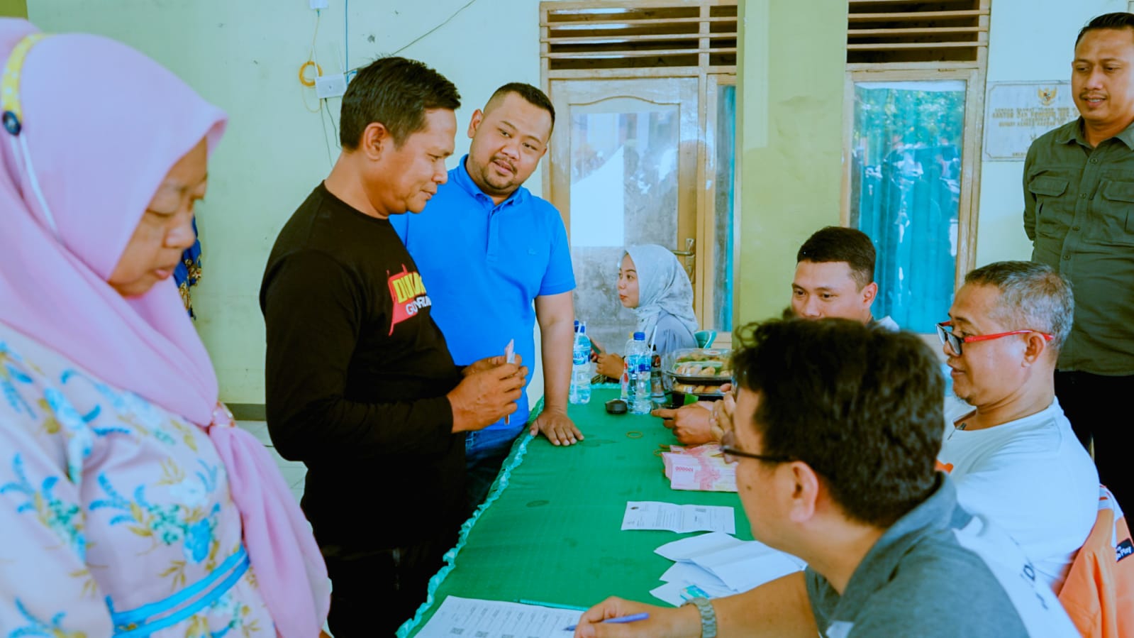 BANTUAN: Bupati Gresik H. Fandi Akhmad Yani menyerahkan Bantuan Langsung Tunai (BLT) dari Dana Bagi Hasil Cukai Hasil Tembakau (DBHCHT) 2023