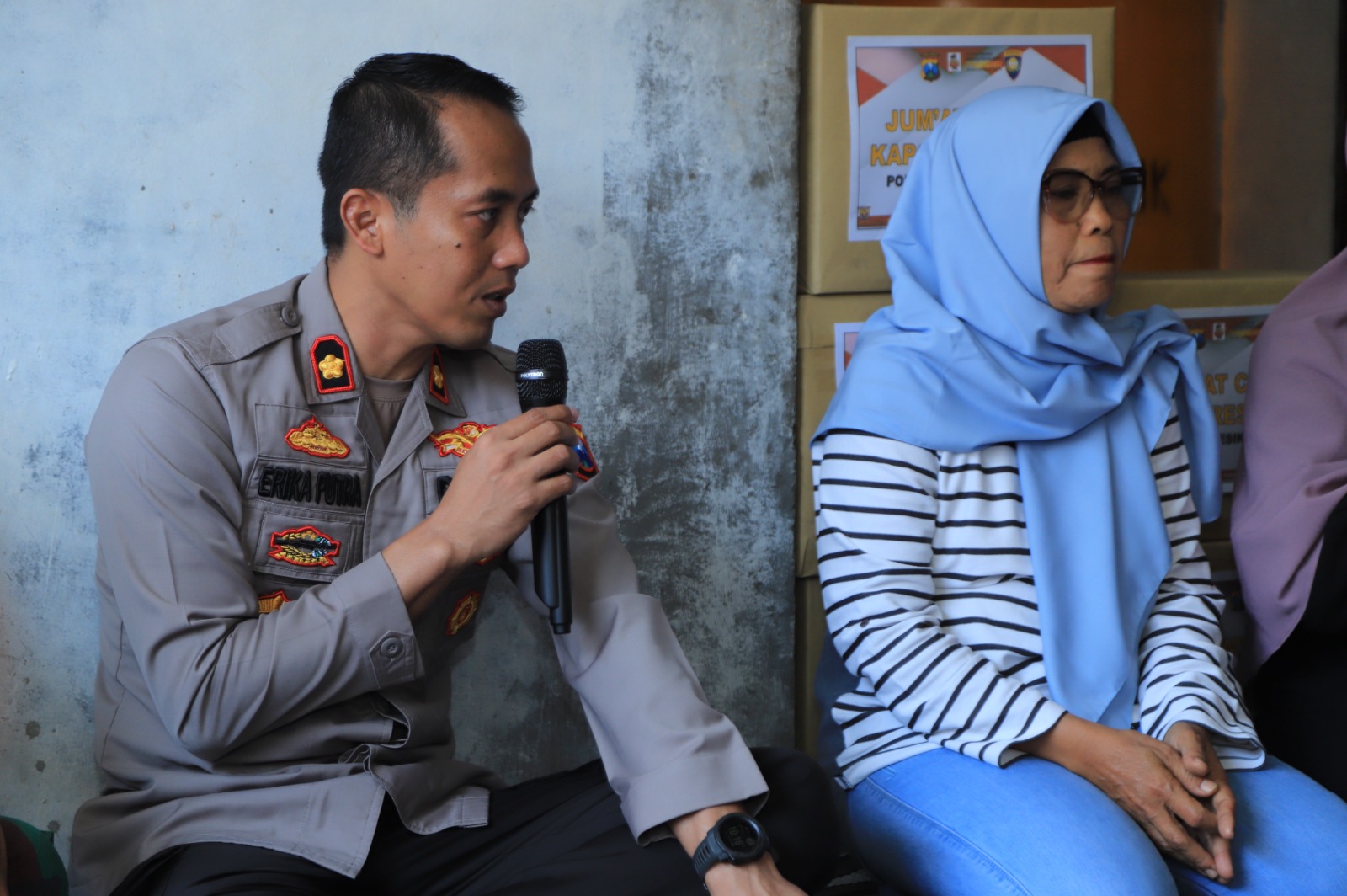 : Istimewa/Radar Gresik DENGAR KELUHAN WARGA: Wakapolres Gresik Kompol Erika Puwarna Putra saat mendengarkan Keluhan waega Desa Singosari, Kecamatan Kebomas.