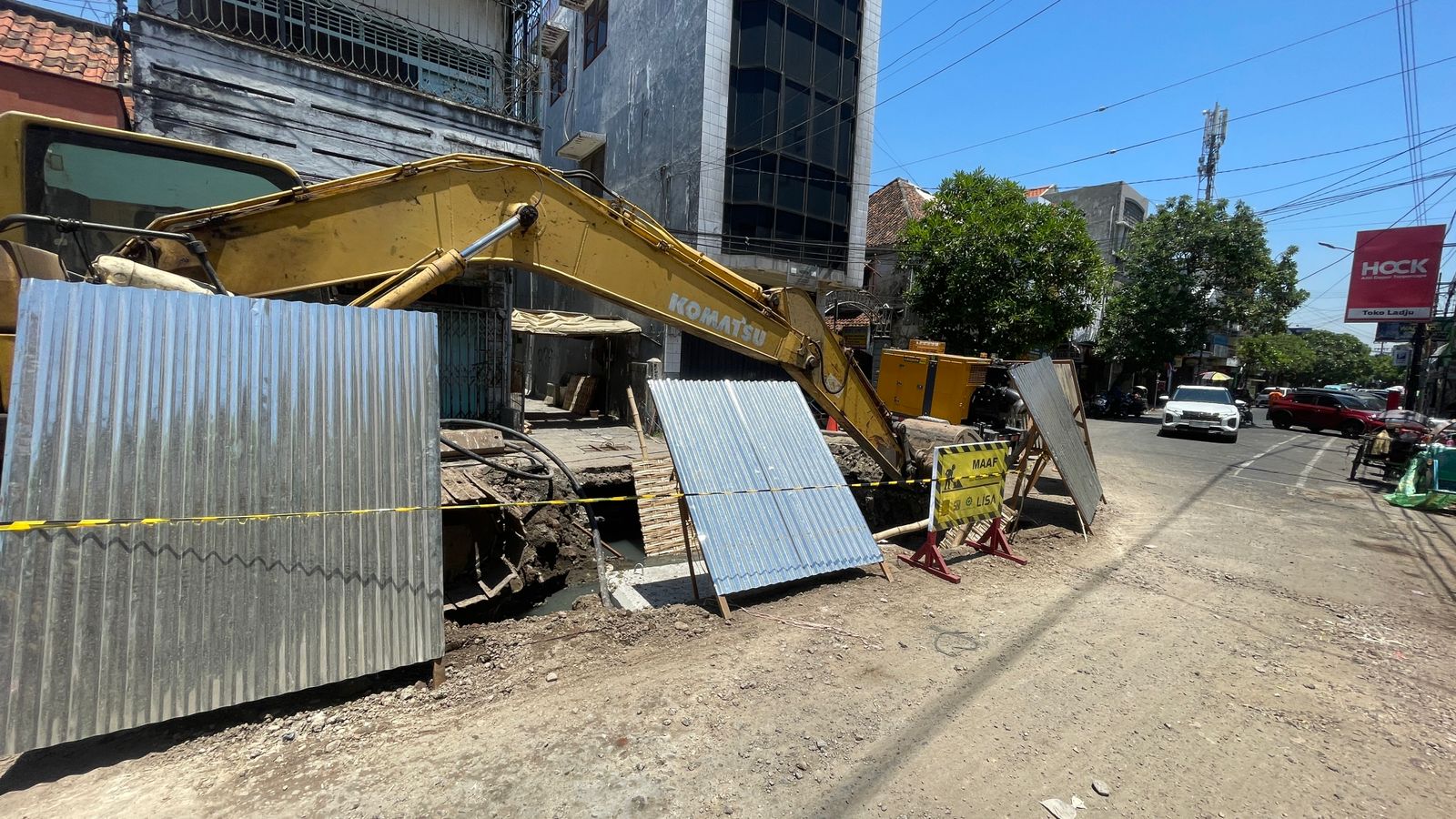 DIBONGKAR: DCKPKP Gresik mulai melalukan pembongkaran untuk melebarkan crossing saluran air.