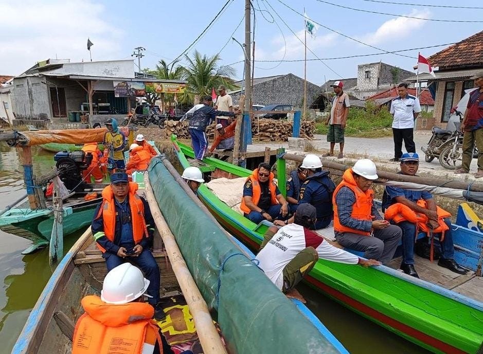 TINGKATKAN KESELAMATAN : Kepala KSOP Gresik, Hotman Siagian bersama anggotanya melakukan sidak ke sejumlah pelabuhan khusus di Gresik untuk memastikan pengelolaan pelabuhan .  FIRMANSYAH/RADAR GRESIK)