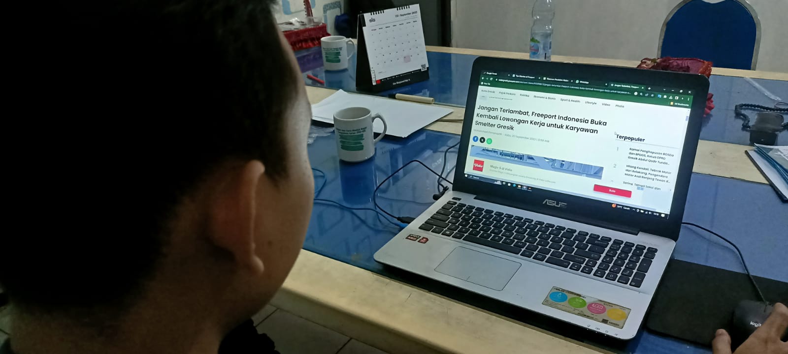 Salah satu lulusan kampus sedang mencari informasi lowongan kerja di Freeport Lokasi Gresik