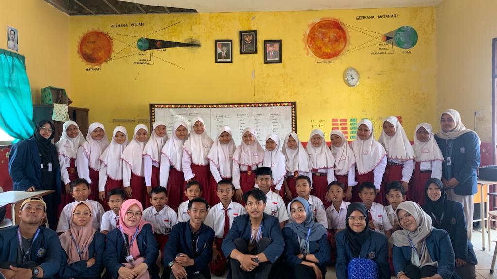 ANTUSIAS : Para siswa SDN 337 Gresik ingin diajarkan pembuatan Nugget Ikan tongkol yang merupakan inovasi dari kelompok 15 KKN Bawean UMG.