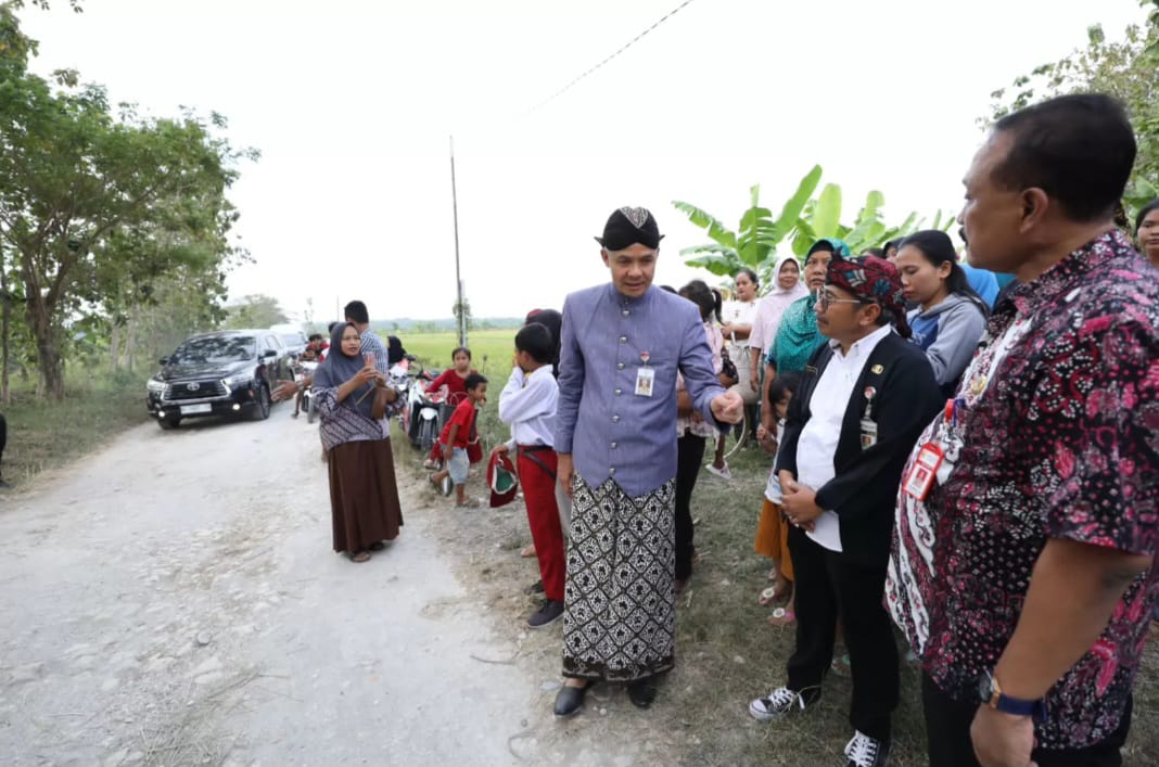 GERAK CEPAT: Ganjar Pranowo melakukan pengecekan langsung ke lapangan setelah mendapat laporan masyarakat melalui LaporGub! (Foto: Humas Pemprov Jateng)