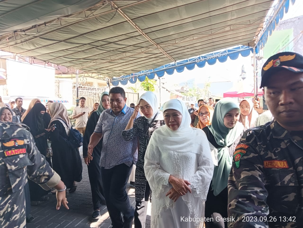 DISAMBUT JAMAAH: Gubernur Jawa Timur Khofifah Indar Parawansa memperingati bulan Maulid Nabi Muhammad di sepanjang jalan di depan Kompleks Makam Sunan Maulana Malik Ibrahim, Selasa (26/09).