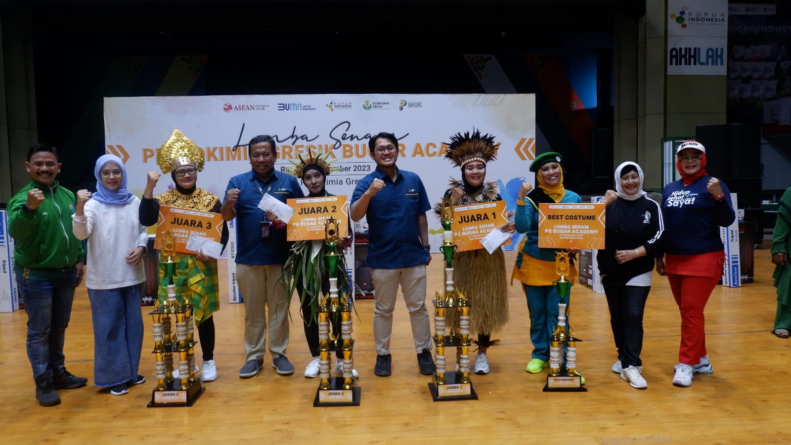 JUARA : CSR Petrokimia Gresik, selain memberikan hadiah trophy dan uang tunai kepada para juara juga memberikan satu set sound system kepada seluruh peserta lomba senam Bugar academy 2023.