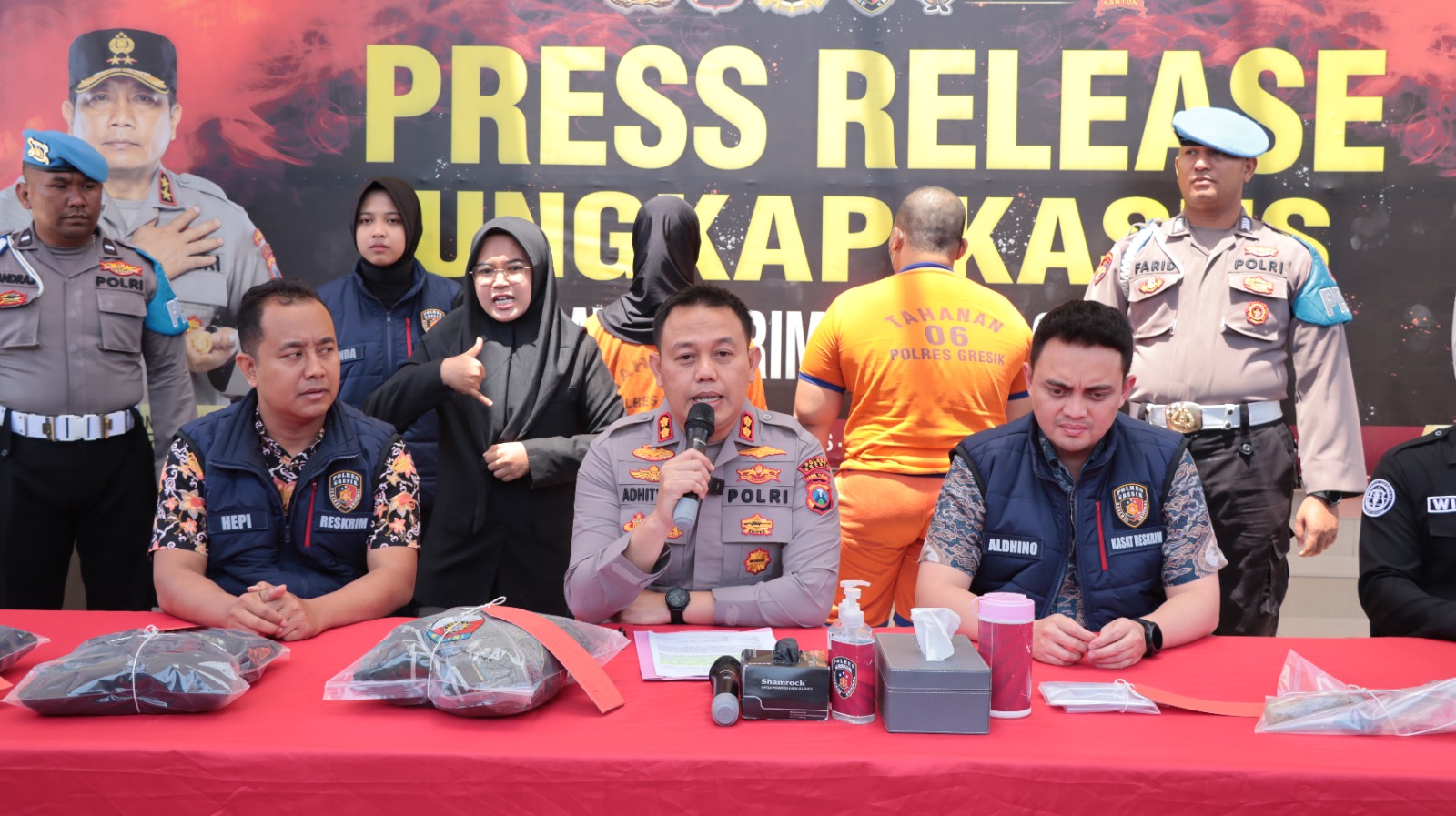 DIAMANKAN : Kapolres Gresik AKBP Aditya Panji Anom saat menanyai kedua tersangka terkait kronologis pembuangan bayi yang dilakukan tersangka saat ekpose di Mapolres Gresik. (Foto : Yudhi/Radar Gresik