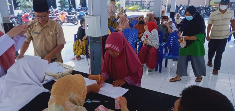 PEMBAGIAN BLT-DD: Warga Desa Yosowilangun mengambil Bantuan Langsung Tunai Dana Desa (BLT-DD) di balai Desa Yosowilangun, Kecamatan Manyar.
