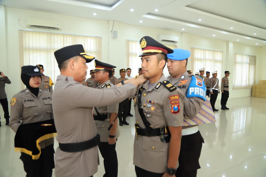 SERTIJAB: Kapolres Gresik AKBP Aditya Panji Anom memimpin sertijab Kasatlantas Gresik di Mapolres Gresik. (Foto : Istimewa/Radar Gresik