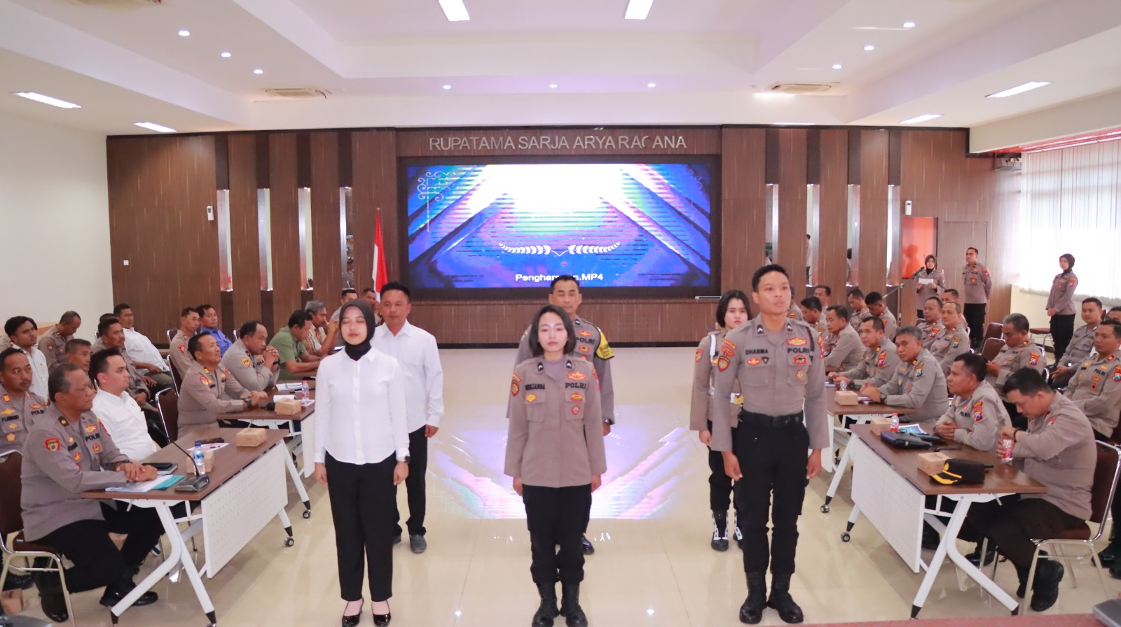 PRESTASI: Kapolres Gresik memberikan reward kepada anggota Polres Gresik yang berprestasi. (Foto : Istimewa/Radar Gresik)