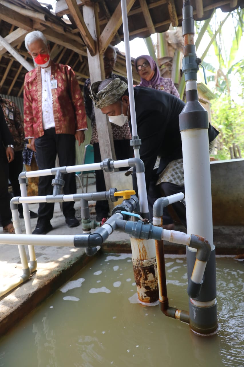 ENERGI ALTERNATIF: Ganjar Pranowo meninjau salah satu desa yang memanfaatkan energi baru terbarukan (EBT) sebagai pengganti gas elpiji dan listrik PLN. (Foto: Humas Pemprov Jateng)
