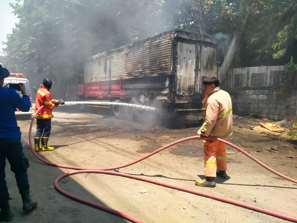 BERJIBAKU: Petugas Damkarla Gresik berjibaku memadamkan api di pabrik kayu, Rabu (29/9).  &nbsp;