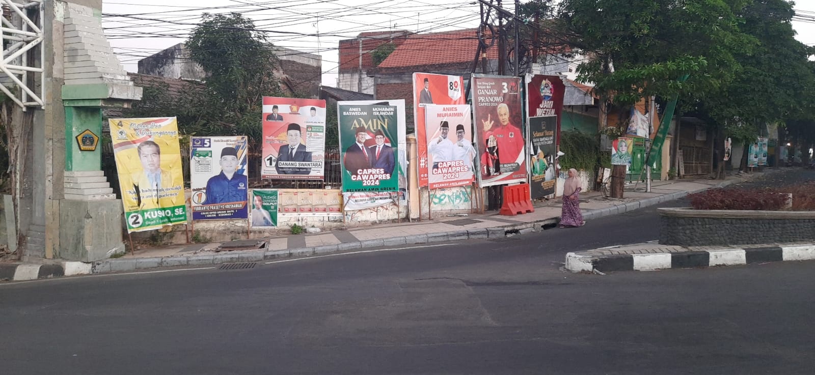 RUSAK KEINDAHAN: Reklame di perempatan Jalan Pahlawan merusak keindahan kota.