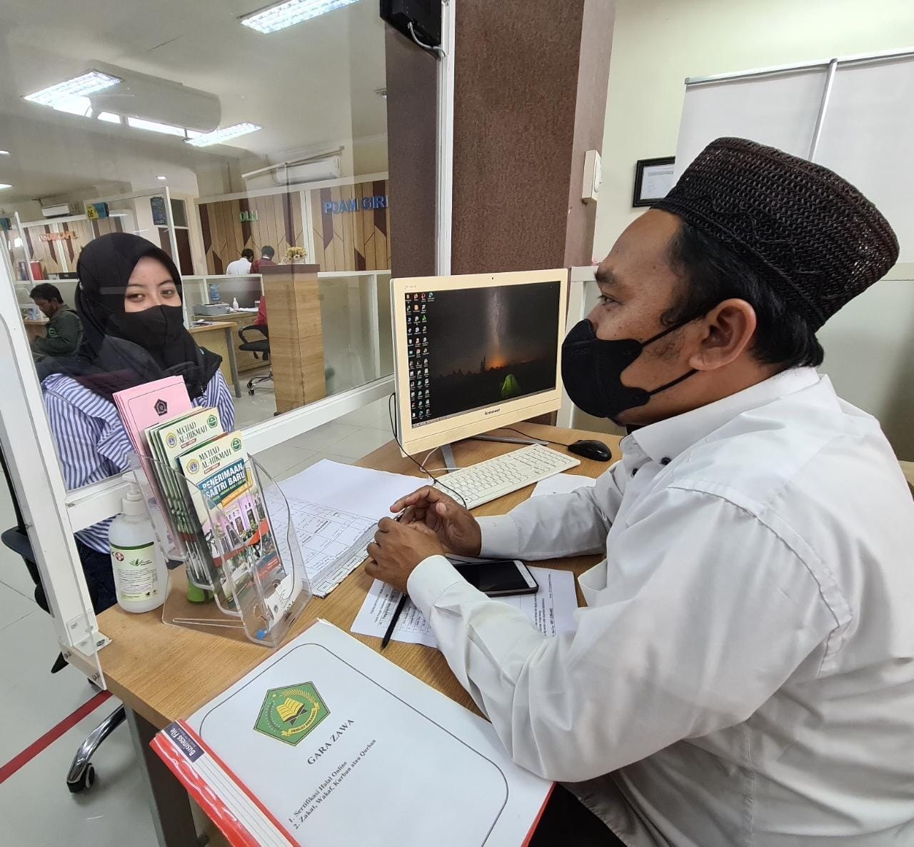 DUGAAN PUNGLI: Salah satu pegawai sedang melayani salah satu pelaku UMKM yang mengajukan sertifikasi halal.