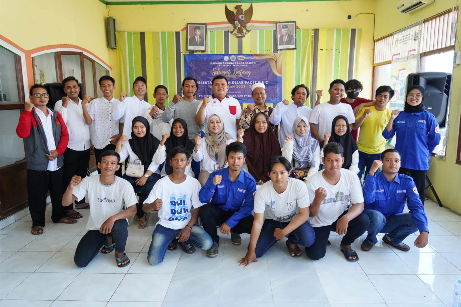 KEMBALI BELAJAR : Manajemen PT Petro Oxo Nusantara bersama Pemerintah Kelurahan Lumpur berfoto bersama para penerima beasiswa program kejar paket.