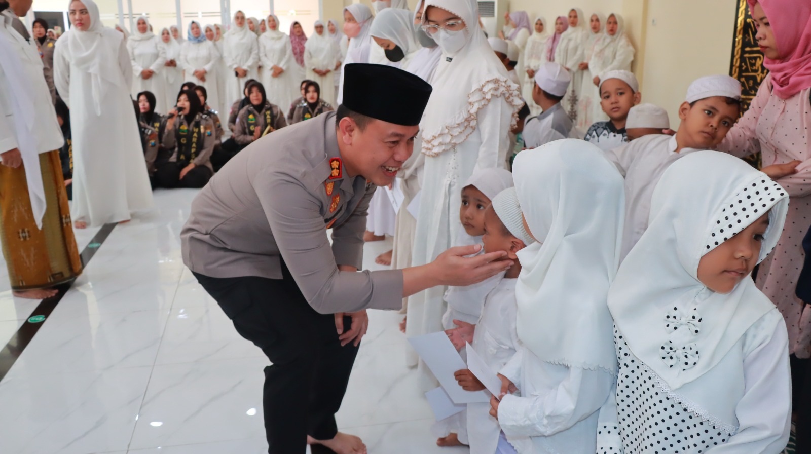 Foto : Istimewa/Radar Gresik  MAULID NABI: Kapolres Gresik AKBP Adhitya Panji Anom, Wakapolres Gresik Kompol Erika Purwana beserta jajaranya saat menggelar Maulid Nabi di masjid Al- Aziz Polres Gresik