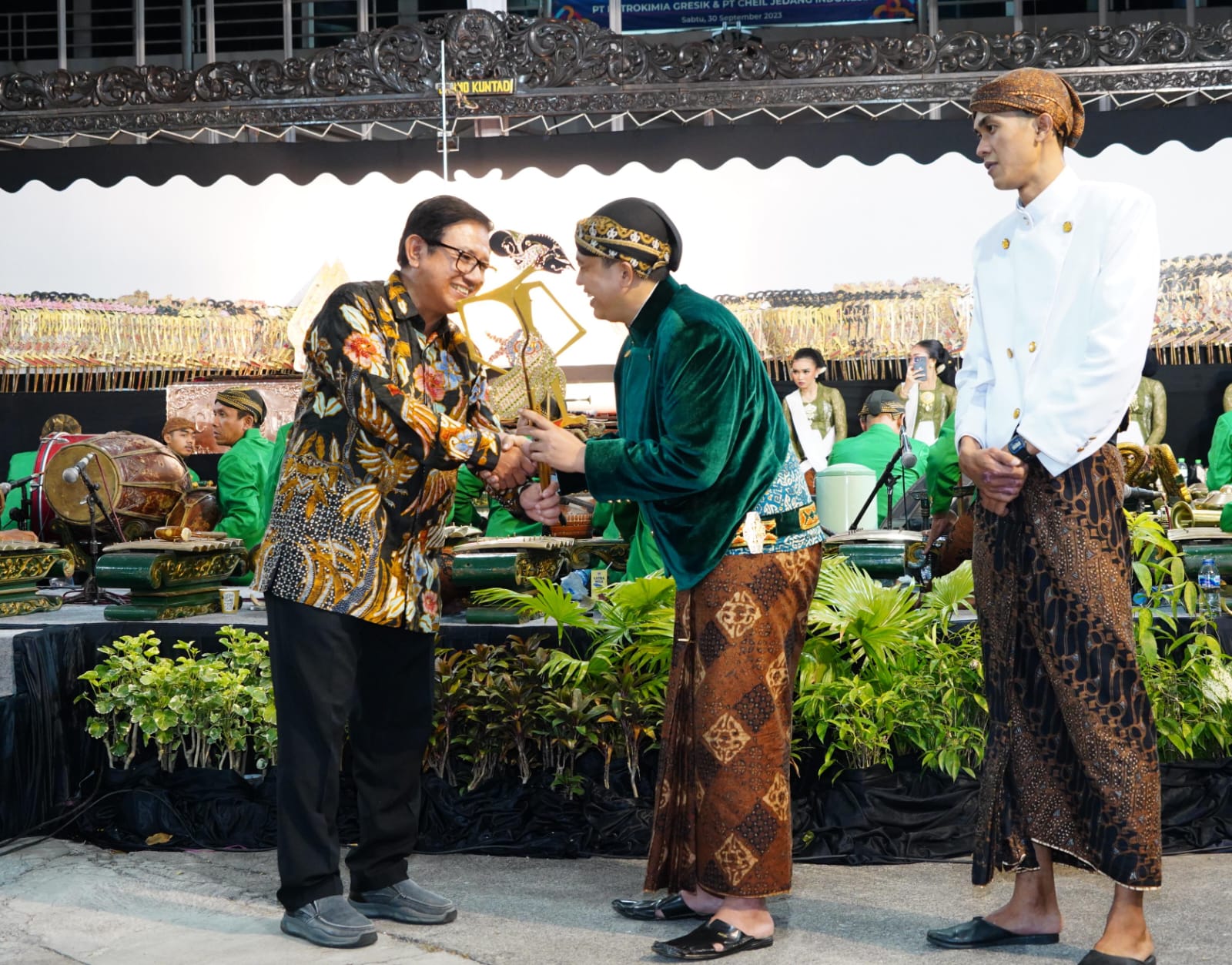 Peduli Budaya Lokal : Dirut PG, Dwi Satriyo Annurogo (kiri) menyerahkan Wayang kepada Dalang Ki Cahyo Kuntadi (tengah) didampingi oleh Dalang Ki Ahmad Bagas Setiawan (kanan).