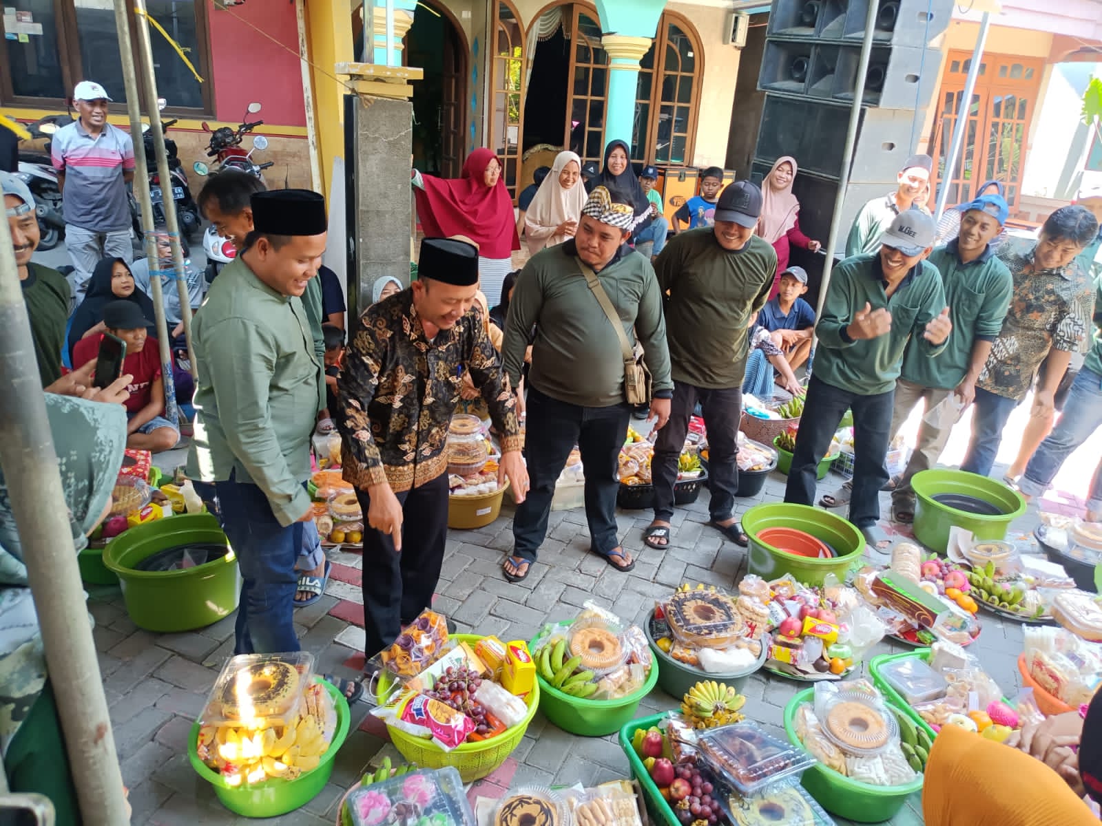 Riri / Radar Gresik  Kearifan : Camat Cerme Umar Hasyim hadir dalam sedekah bumi Dusun Pandu didampingi Kepala Desa Pandu Agus Winarno dan panitia.