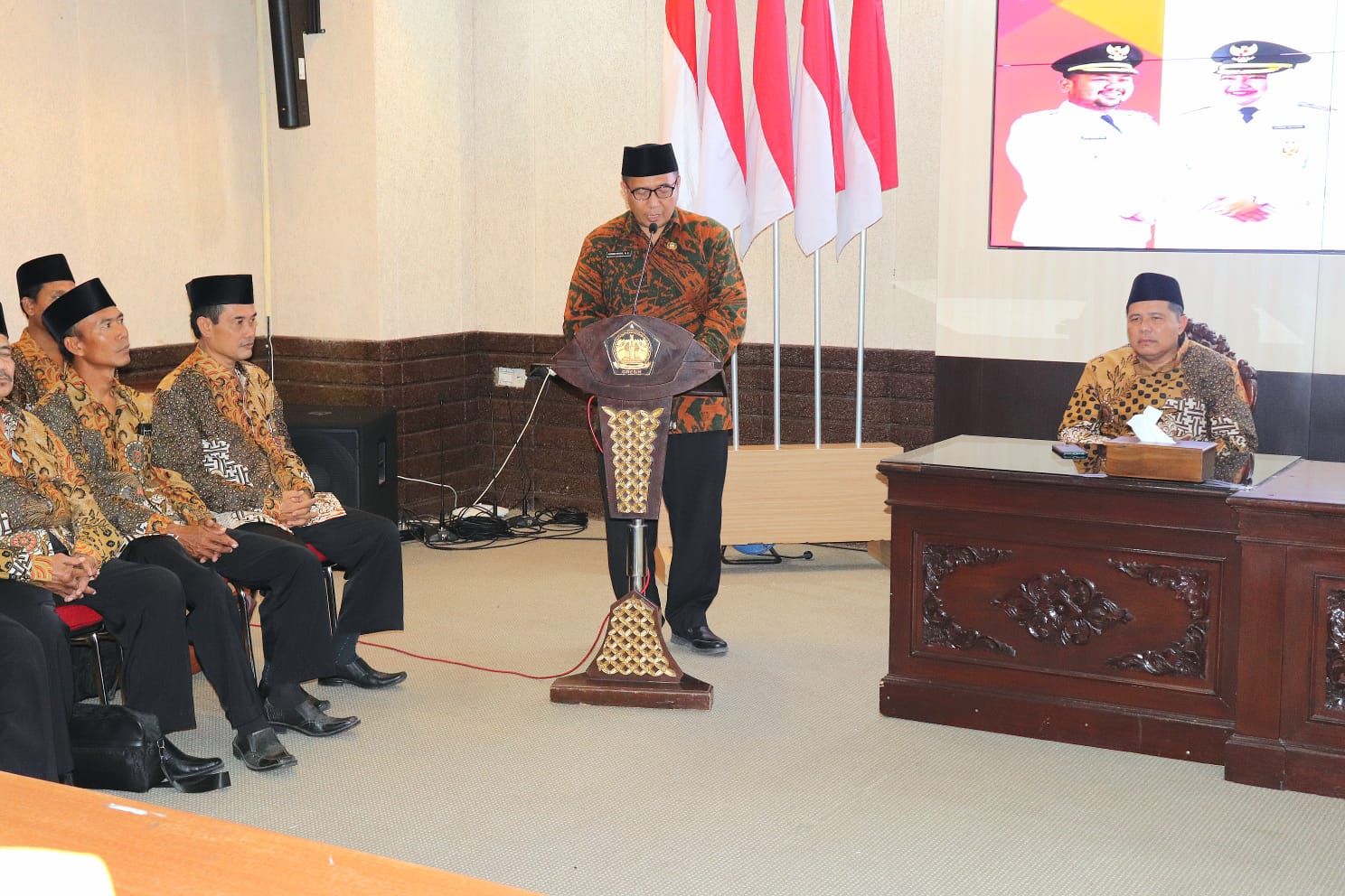 Sekretaris Daerah (Sekda) Kabupaten Gresik Achmad Washil Miftahul Rachman saat melepas kafilah Gresik untuk ikut MTQ Jatim