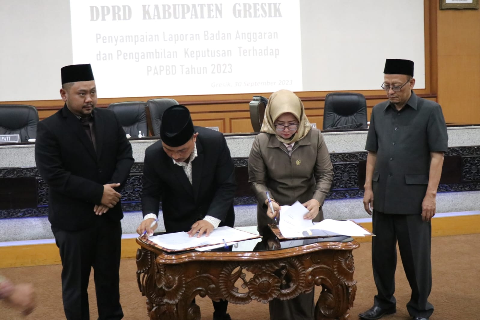 Dok/Radar Gresik  &nbsp;  DIGEDOK: Bupati bersama pimpinan DPRD Gresik menandatangani Perubahan APBD 2023.