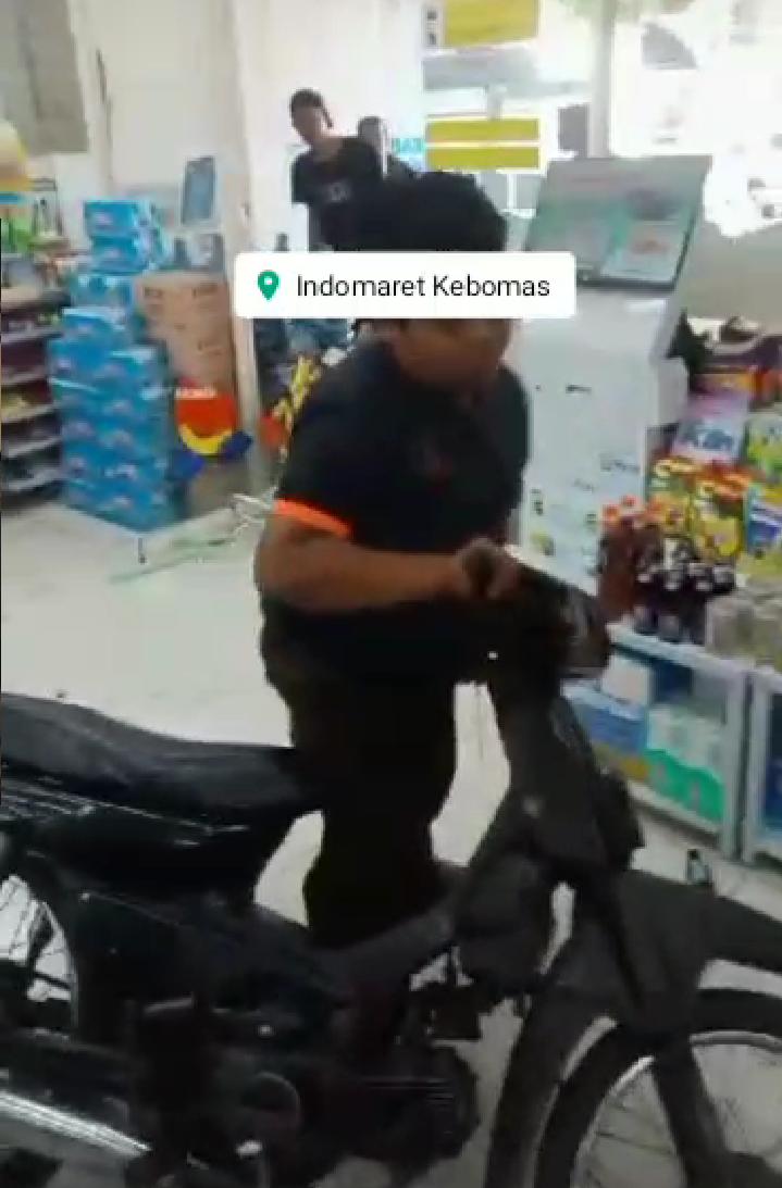 Foto : Istimewa/Radar Gresik NYELONONG: Terlihat anak menggunakan sepeda motor bebek warna hitam masuk ke dalam minimarket wilayah Kecamatan Kebomas.