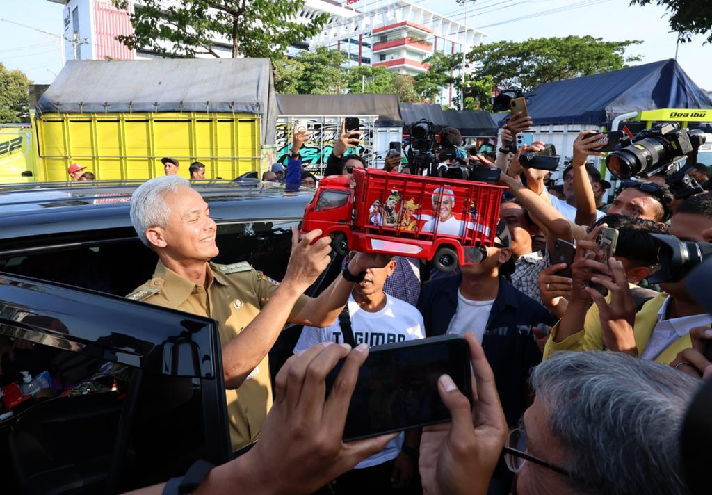 APRESIASI: Ganjar Pranowo menemui para sopir truk yang menobatkannya sebagai Bapak Truk Nusantara pada Senin (4/9). (Foto : Humas Pemprov Jateng)