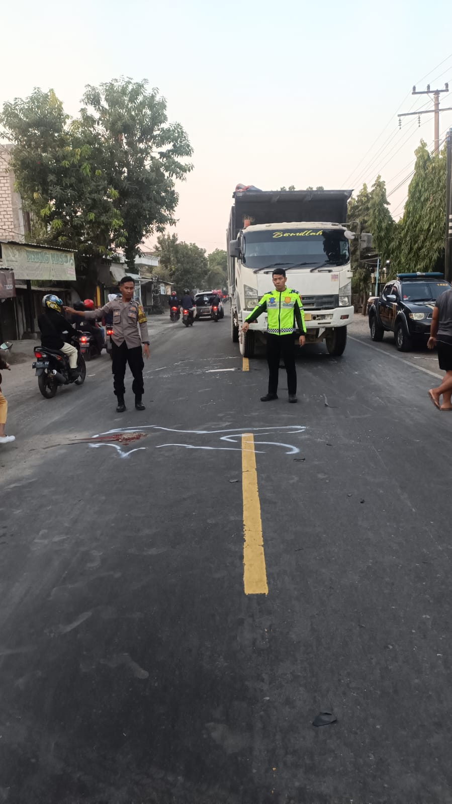 Foto Istimewa/Radar Gresik OLAH TKP : Anggota unit laka Satlantas Polres Gresik saat melakukan olah TKP di Jalan Raya Desa Sembayat, Kecamatan Manyar.