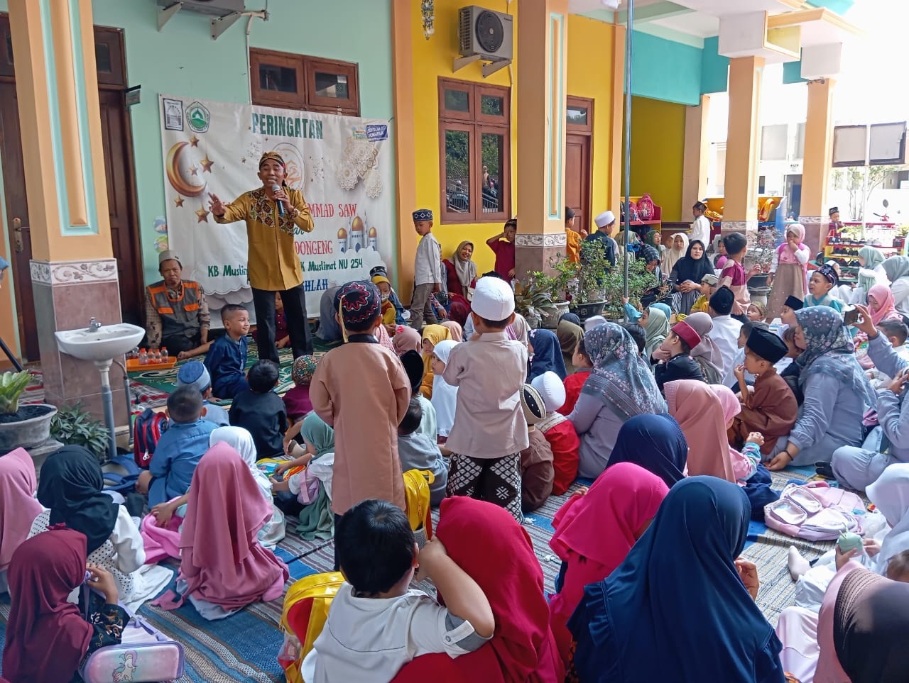 SERU: Para siswa TK MNU 254 Nurul Ishlah mendengarkan dongeng dalam Rangka Peringatan Maulid Nabi Muhammad SAW, Sabtu (30/9).