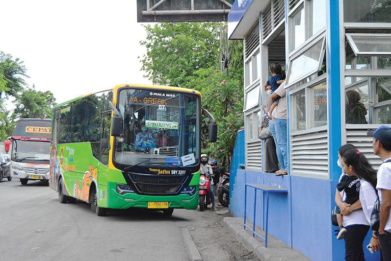 SELALU PENUH: Warga selalu menunggu bus Trans Jatim karena harga murah dan nyaman.