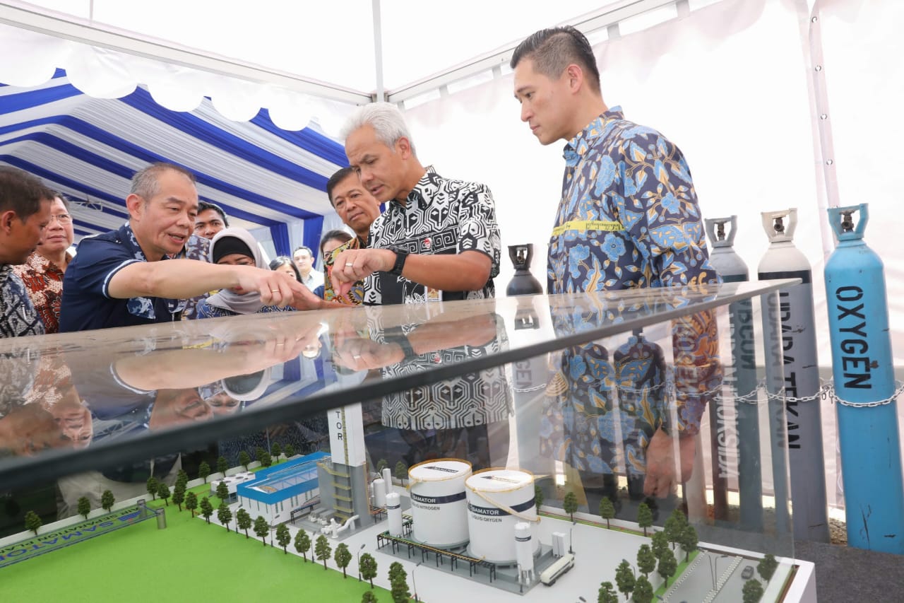 PMDN: Ganjar Pranowo menghadiri acara groundbreaking air separation plant (APS) pabrik Samator ke-56 di Kawasan Industri Terpadu Batang, Jumat (17/3). (Foto : Humas Pemprov Jateng)