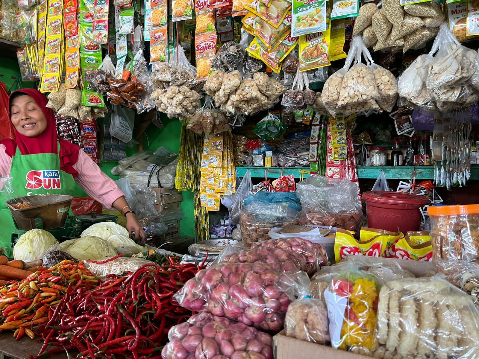 NAIK SEMUA: Para pedagang juga mengeluh karena harga bahan pokok terus naik, kemarin,