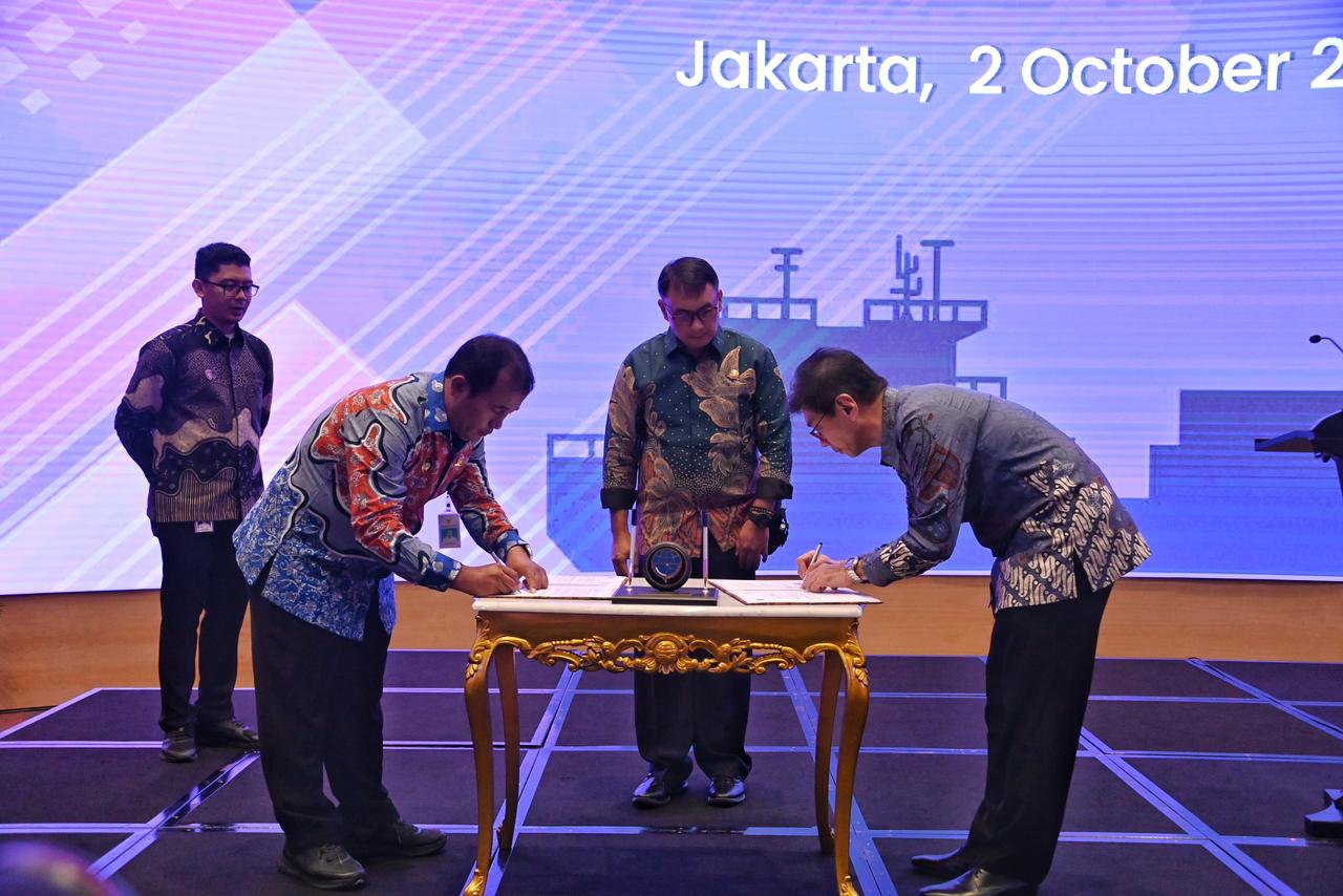 GRESIK SEMAKIN MAJU: Kepala KSOP Gresik, Hotman Siagian melakukan penandatangan Perjanjian Konsesi bersama Direktur PT Pelabuhan Indonesia Maspion Oei Marianus yang disaksikan Menhub Budi Karya Sumard