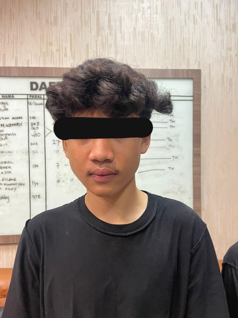 KEROYOKAN: Salah satu pelaku pengeroyokan di Balongpanggang