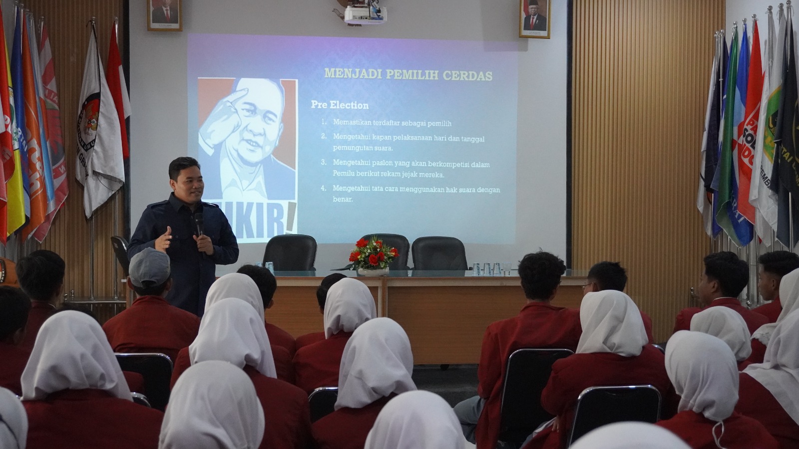 SOSIALISASI: KPU Gresik saat melakukan sosialisasi kepada pelajar Madrasah Aliyah.