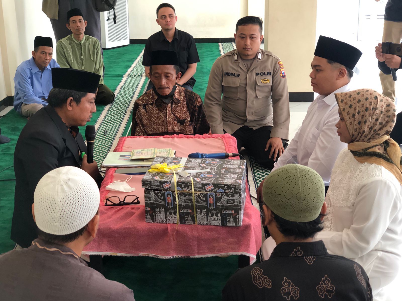 IJAB KABUL : Kedua tersangka Belva dan Ulviyanti saat menjalankan akad nikah di Masjid Al Azis Polres Gresik, Kamis (5/10)
