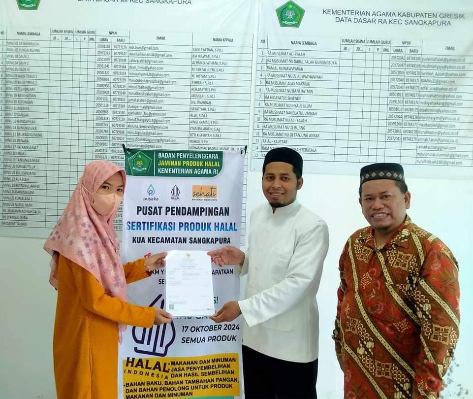 BUKAN INTERNAL: Penyuluh KUA yang merangkap sebagai Pendamping PPH menyerahkan sertifikat halal kepada salah satu pelaku usaha di Kabupaten Gresik.