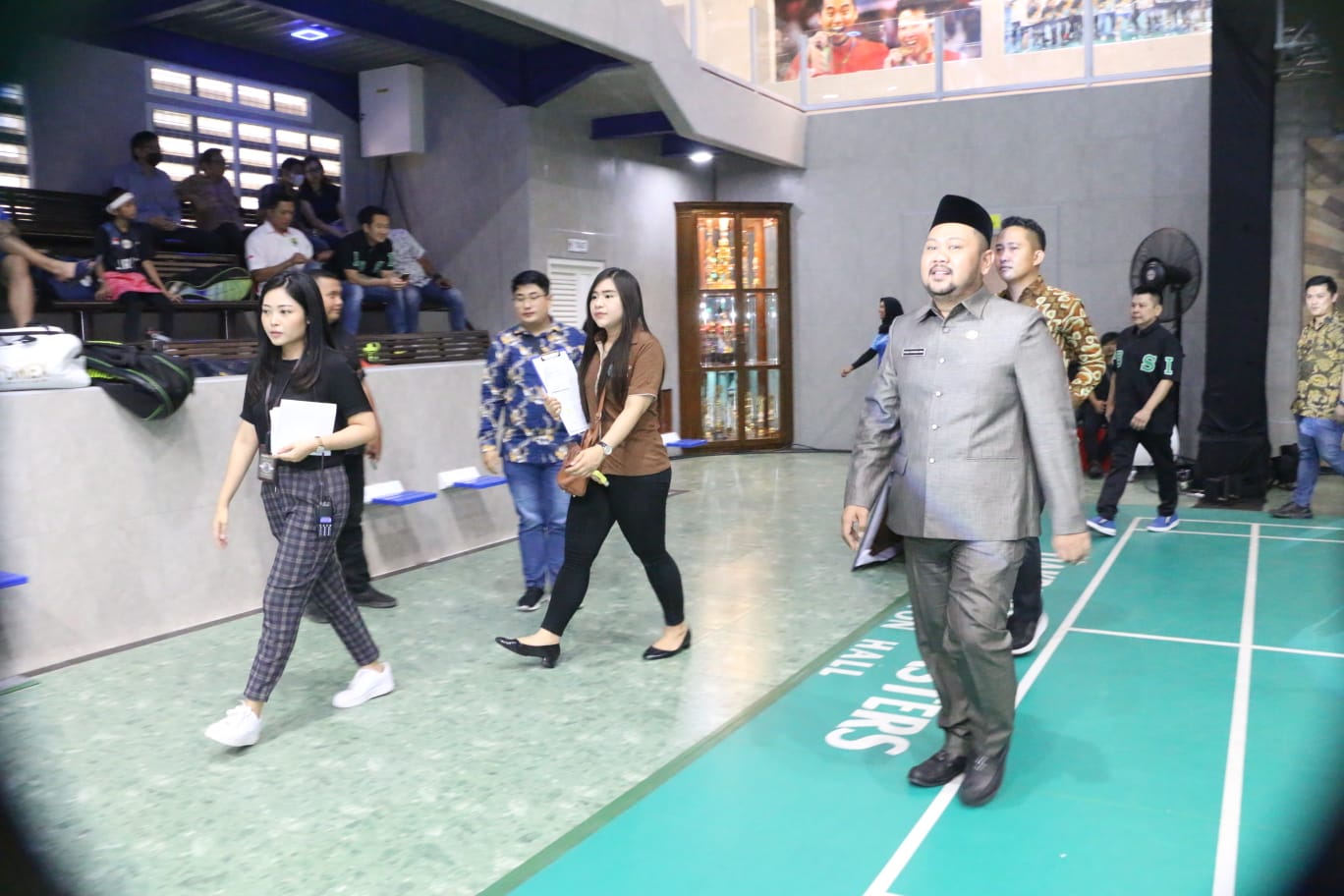 Bupati Gresik melihat gedung bulutangkis di Menganti, Kamis (5/10)