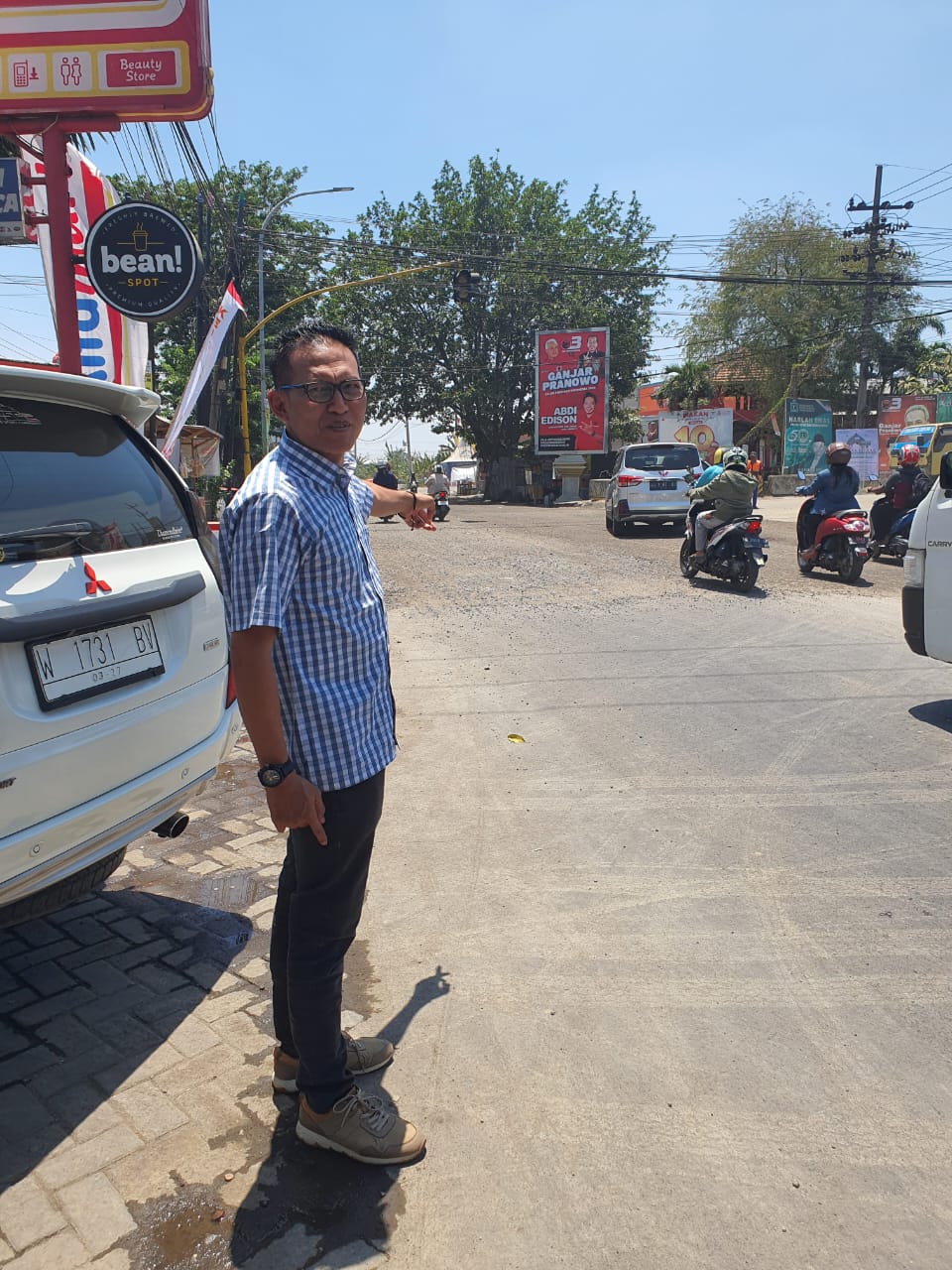 DILEBARKAN: Anggota Komisi III DPRD Gresik Abdullah Hamdi saat melihat perbaikan Jalan Boboh-Benowo.