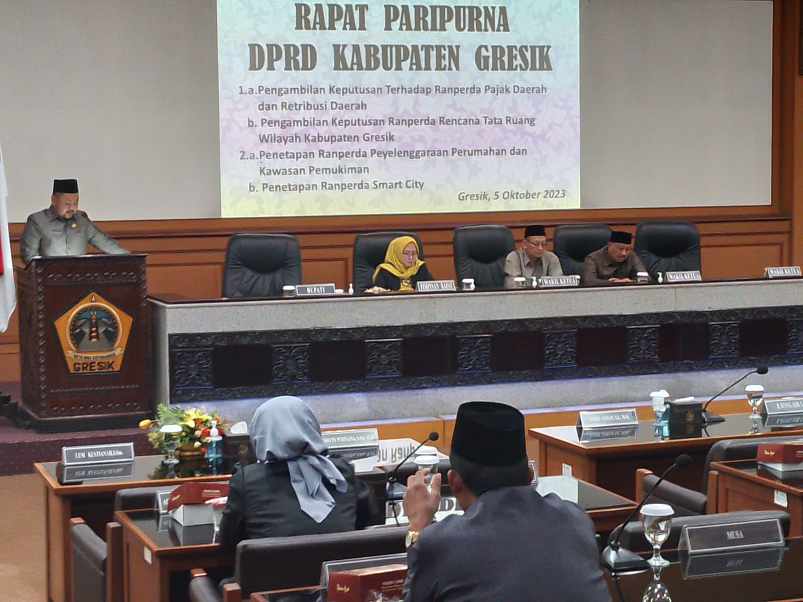 SAMBUTAN: Bupati Gresik Fandi Akhmad Yani saat menyampaikan sambutan penetapan empat ranperda.