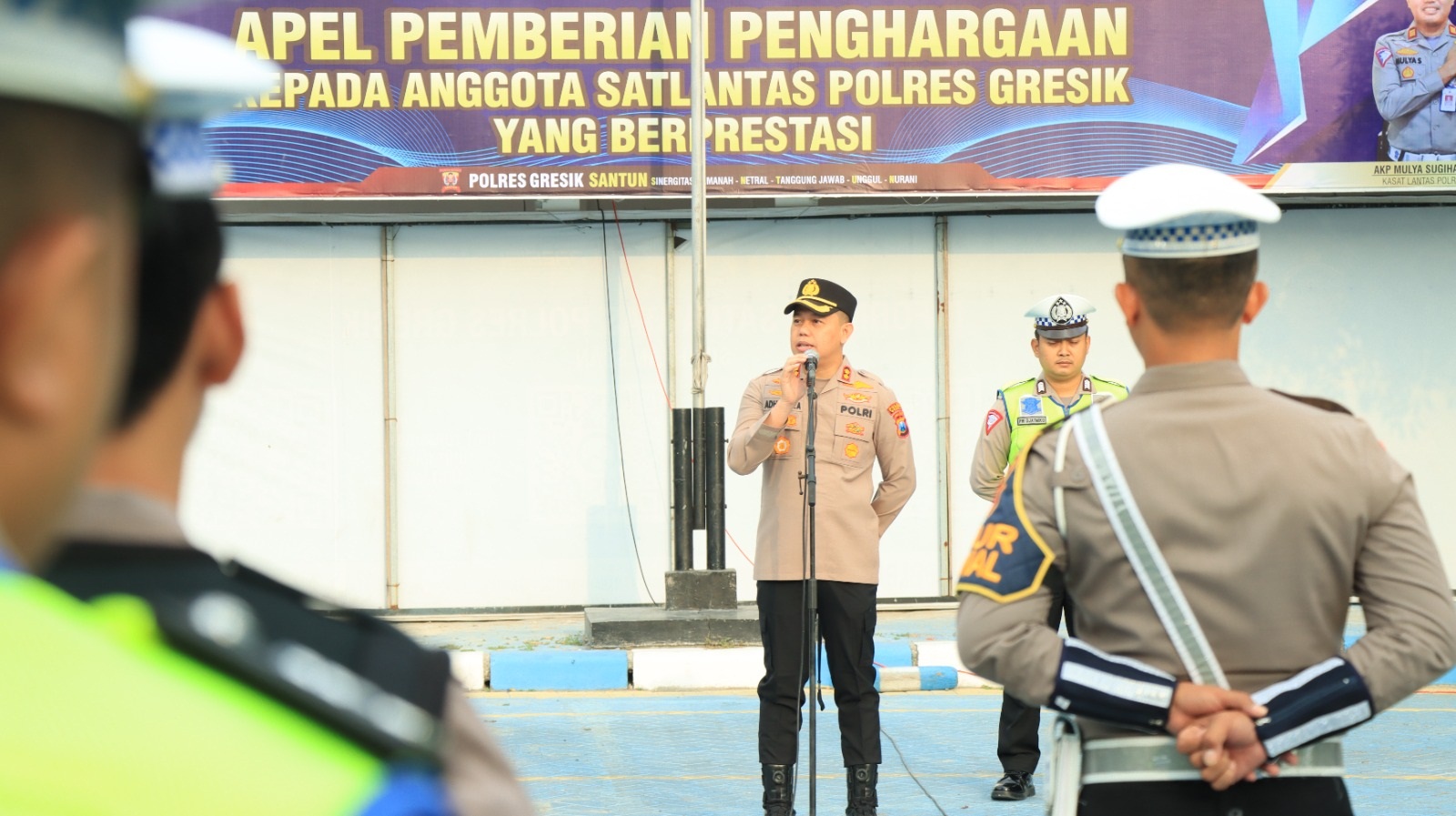 PIMPIN APEL: Kapolres Gresik AKBP Aditya Panji Anom memimpin apel di Kantor Satpas Randuagung Kecamatan Kebomas.