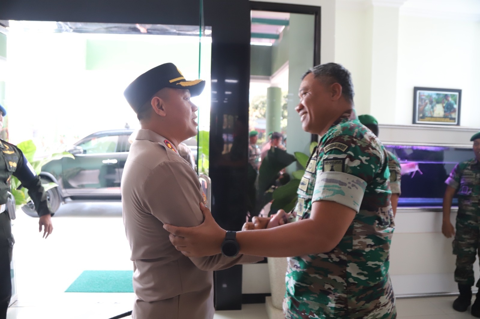 SINERGITAS: Kapolres Gresik AKBP Aditya Panji Anom didampingi Wakapolres Kompol Erika Purwana Putra bersama PJU Polres Gresik berkunjung di Makodim 0817/Gresik. (Foto : Istimewa/Radar Gresik)