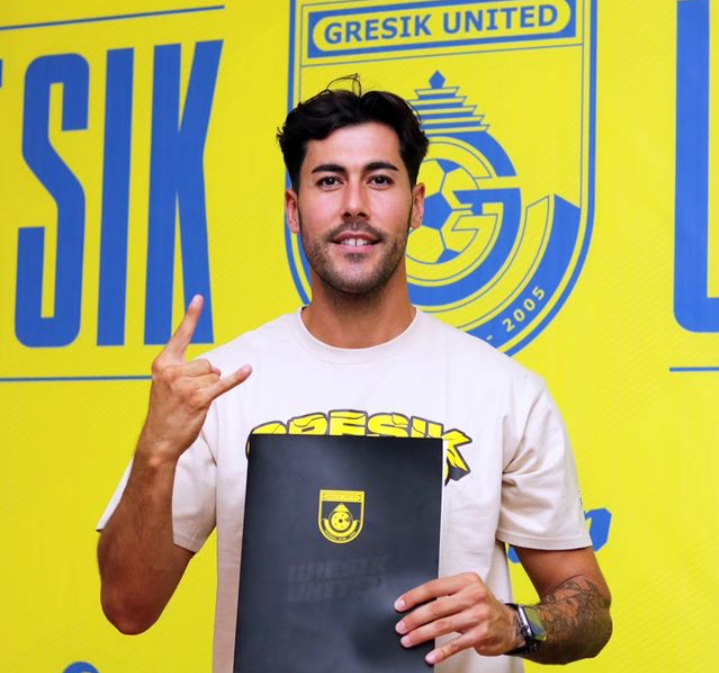 CEDERA : Pemain penyerang Gresik United asal Spanyol Victor Bertomeu alami cedera lutut kanan usai bertanding melawan Persela Lamongan.