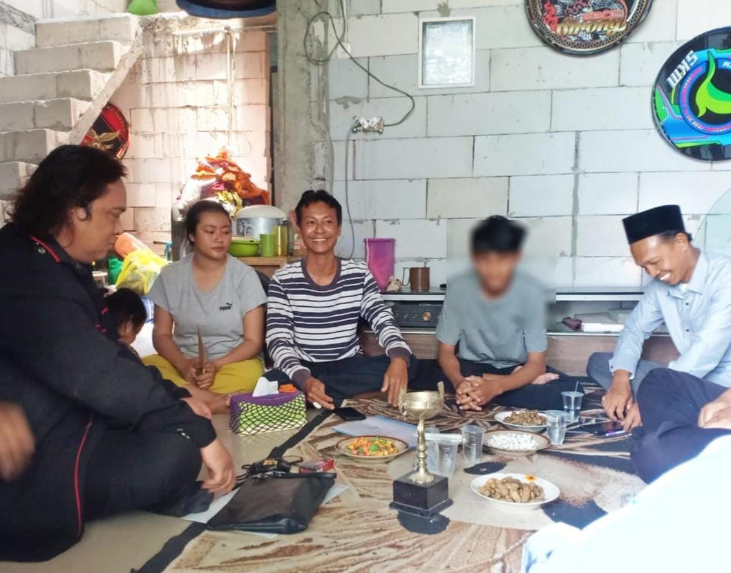 Minta Pelaku Ditangkap : Aris Pujianto dan istrinya berharap Polres Gresik bergerak cepat menangkap pelaku penganiayaan terhadap anaknya.
