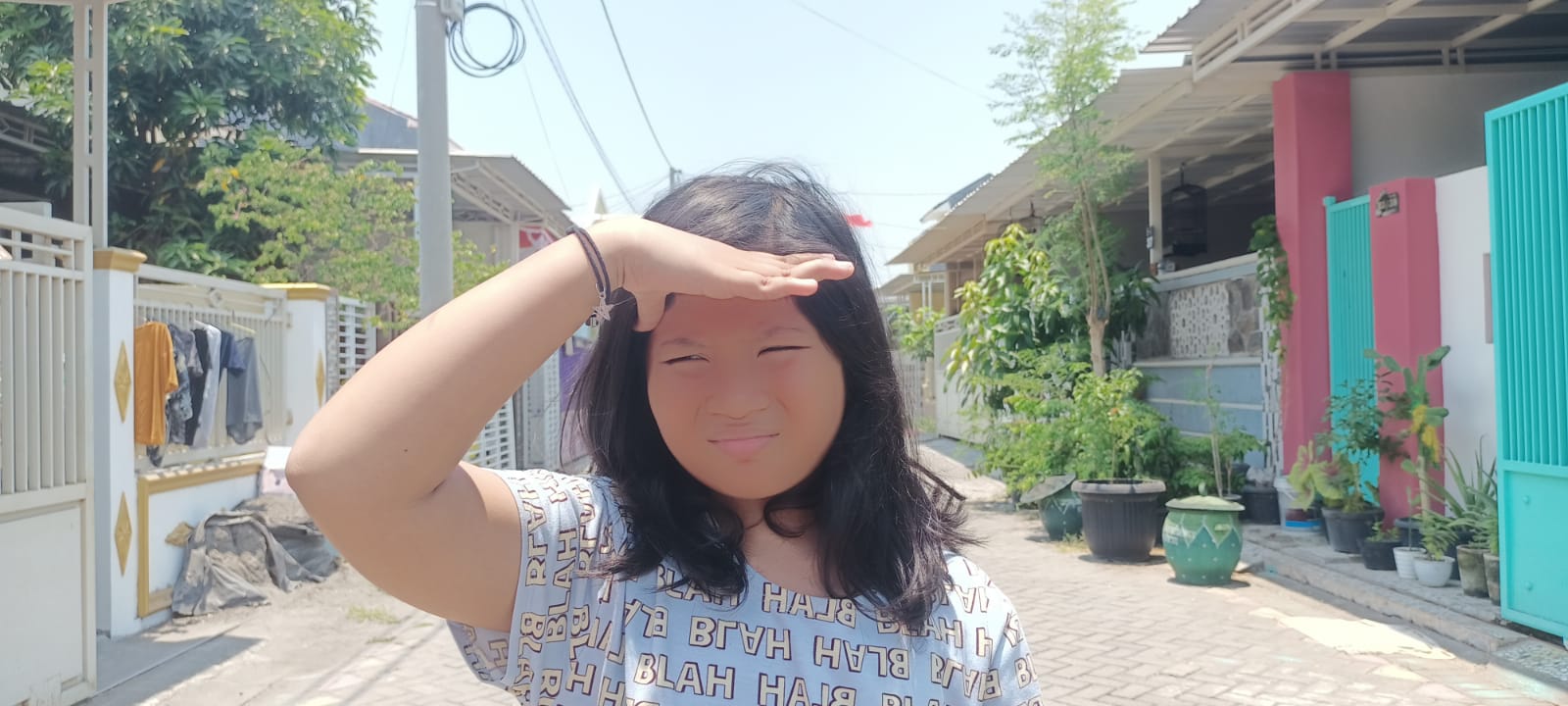 PANAS POLL: Salah satu anak merasakan panasnya terik matahari di siang hari di Gresik.