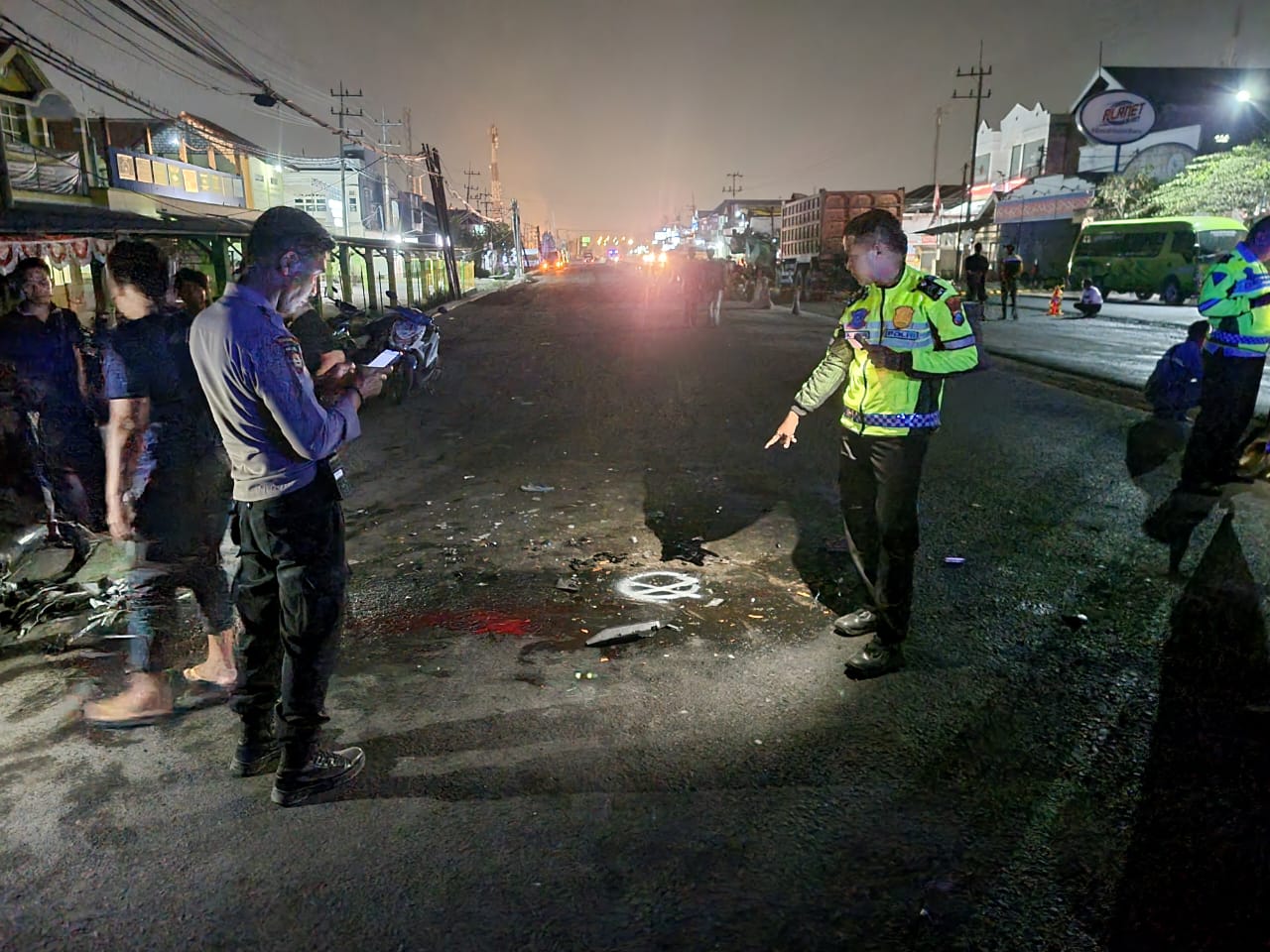 OLAH TKP: Anggota unit laka Satlantas Polres Gresik saat melakukan olah TKP di Jalan Raya Desa Manyarejo, Kecamatan Manyar, Sabtu (7/10).