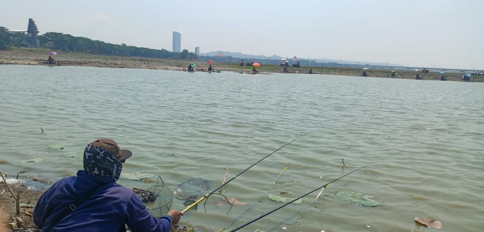 RAMAI PEMANCING: Warga Gresik memanfaatkan waktunya untuk memancing di Waduk Bunder, Gresik, Minggu (8/10)